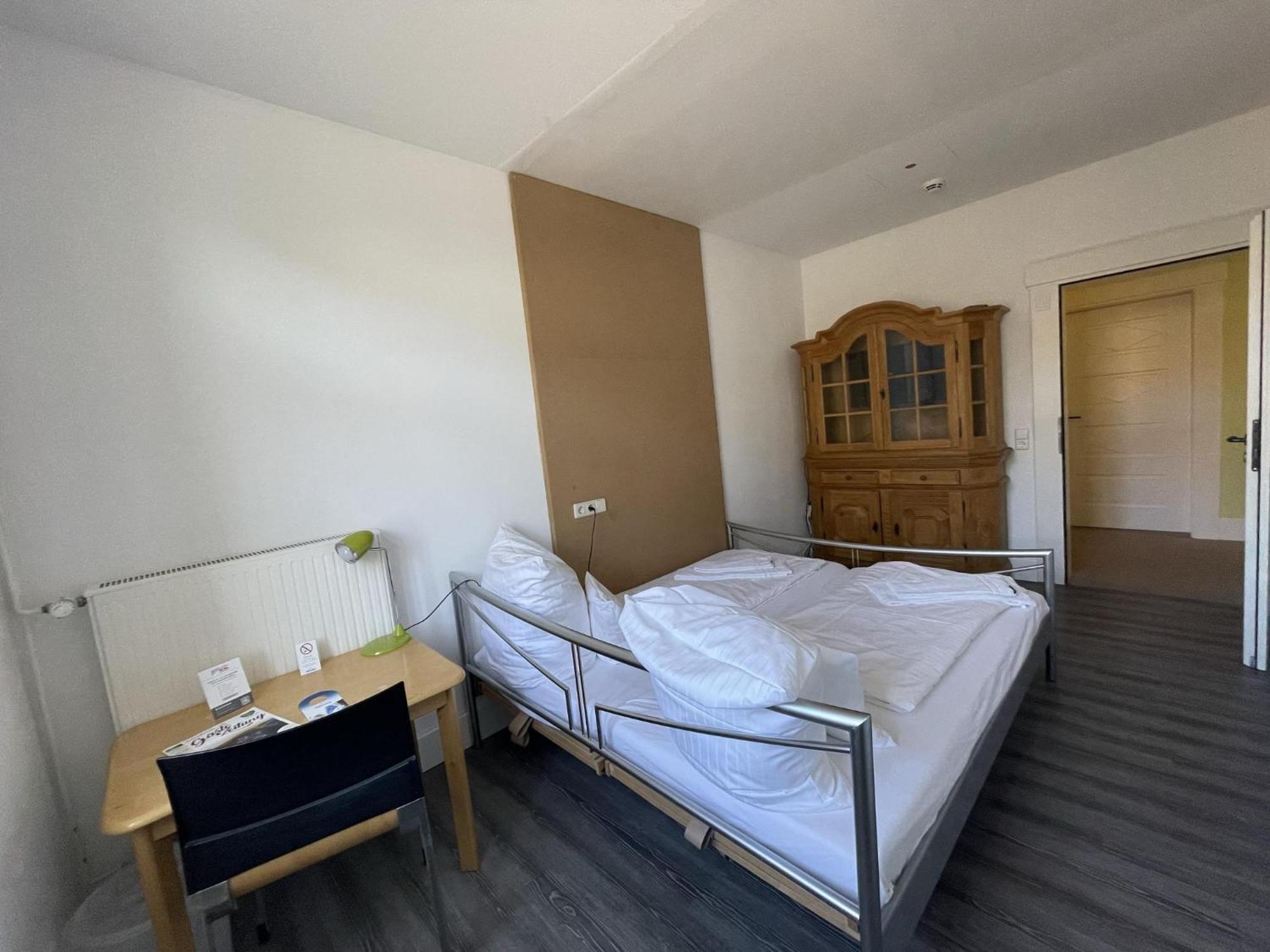 Hotel Bahnhof بالينغن الغرفة الصورة